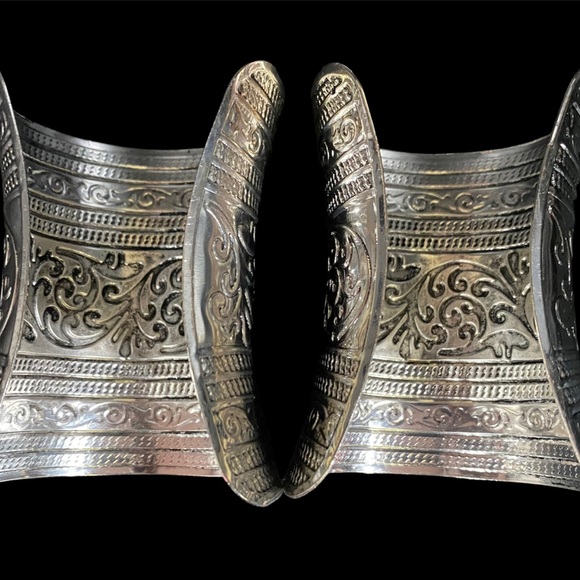 Intricate large bangle set (2) bangle bracelets - Picture 4 of 4
